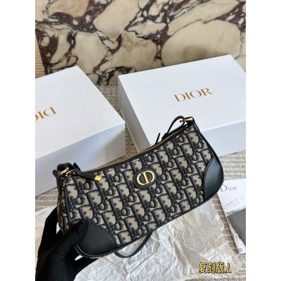 Dior 30 Montaigne Hobo